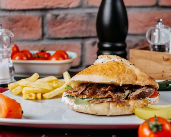 Burger s trhaným husím masem, hranolky